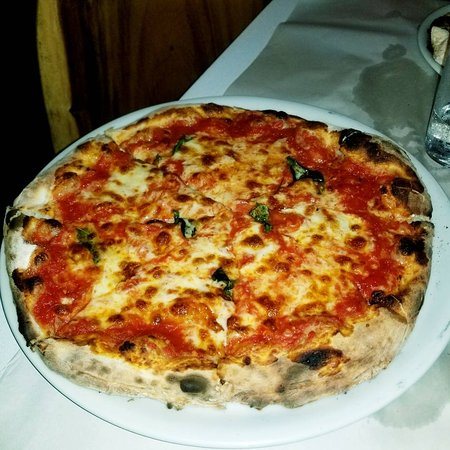 Classic wood-fired margherita pizza at Amancio's in Jacó