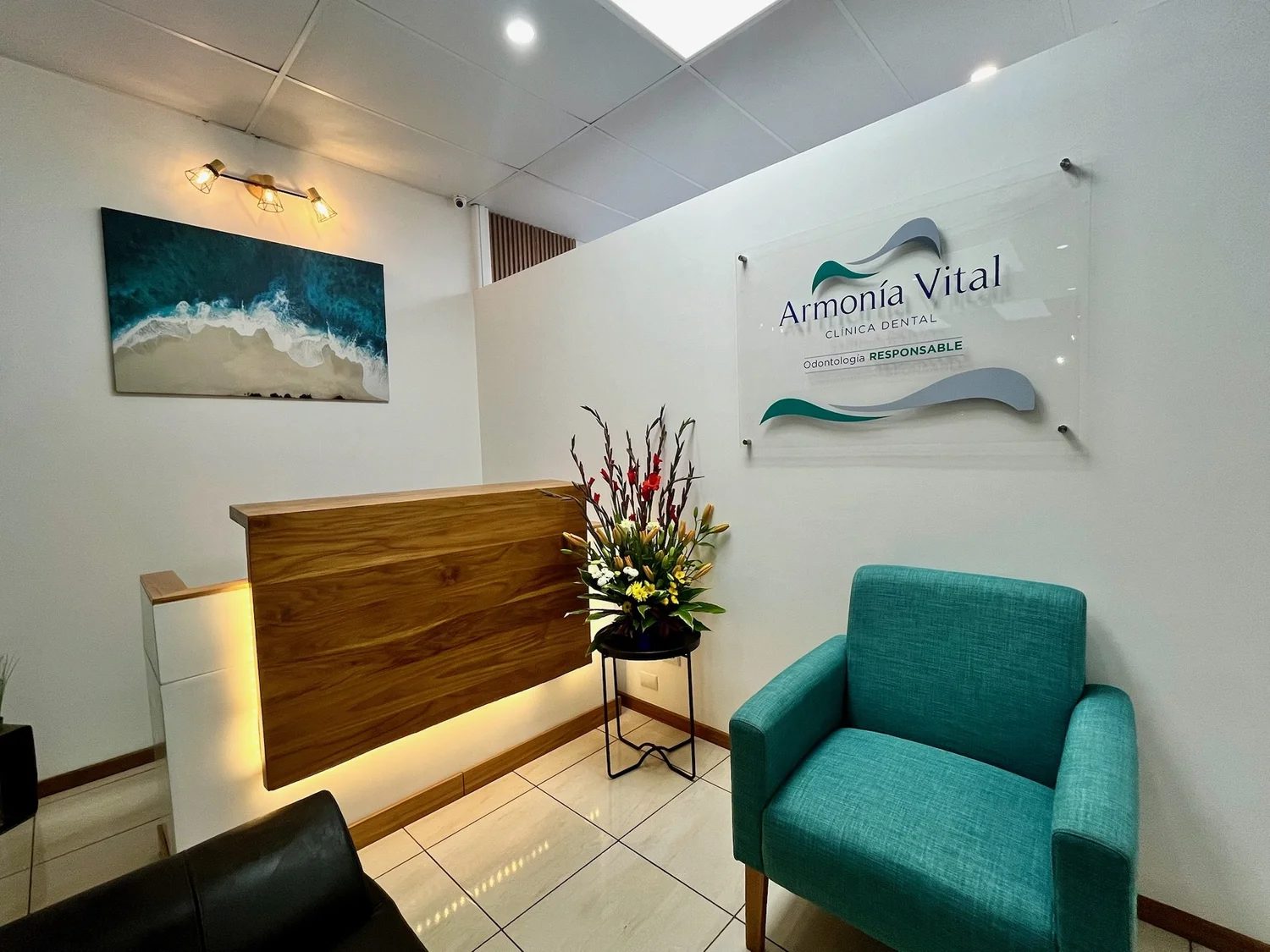 Bright, modern reception and lobby at Armonía Vital Dental Care in Jacó, Costa Rica