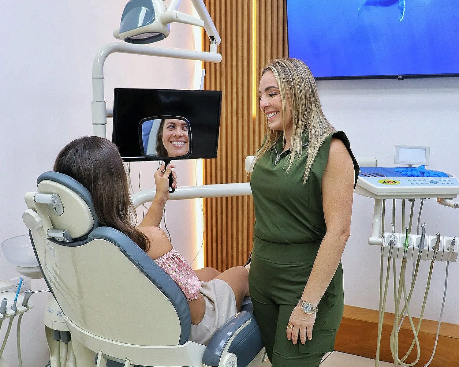 Modern dental treatment room and chair at Armonía Vital Dental Care in Jacó
