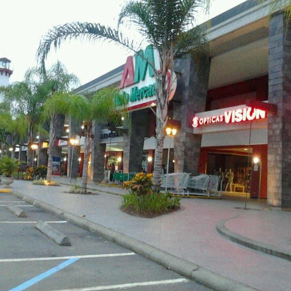 Storefront of the Auto Mercado supermarket in a shopping plaza in Herradura, near Jacó