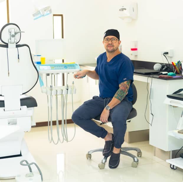 Dentist in a bright modern treatment room at Garabito Dental near Jacó