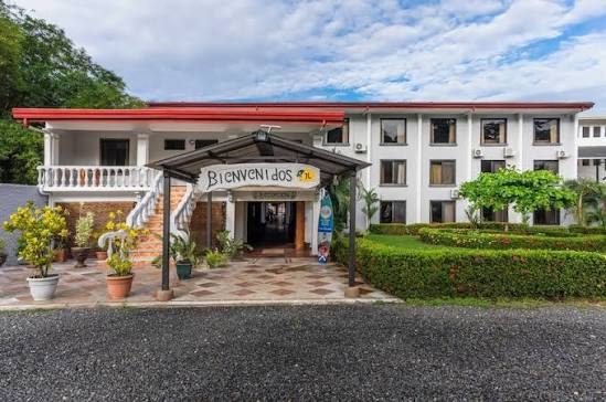 Main entrance Bienvenidos — Private Resort & Beach Club Jacó Costa Rica