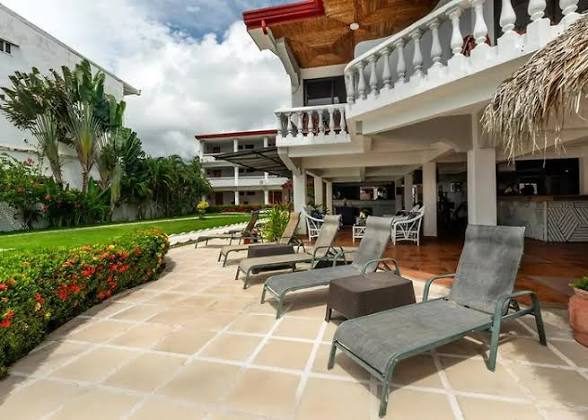 Resort patio with lounge chairs and tropical garden — Private Resort Jacó Beach