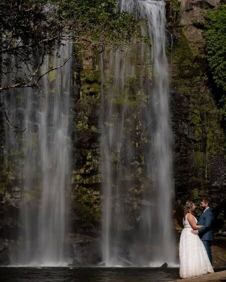 wedding planner Jaco Beach — couple wedding portrait at Costa Rica waterfall, green season wedding Jacó