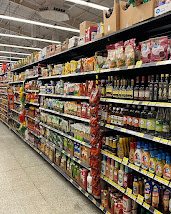 Grocery aisle at Más x Menos supermarket in Jacó