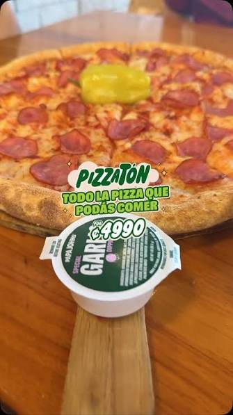 Papa John's pepperoni pizza with garlic dipping sauce in Jacó