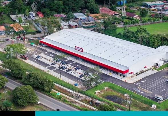 Aerial view of the Pequeño Mundo big-box store and large parking lot in Herradura, near Jacó