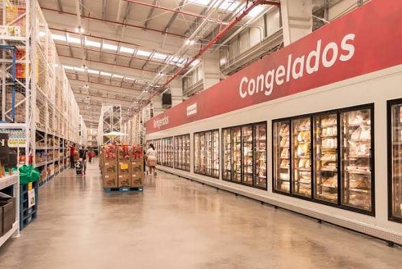 Warehouse-style frozen foods aisle (Congelados) inside Pequeño Mundo in Herradura
