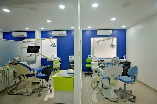 Modern dental treatment rooms with new chairs and equipment at Premier Dental Care Jacó