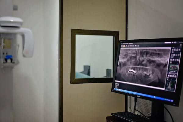 Panoramic dental X-ray machine and imaging screen at Premier Dental Care Jacó