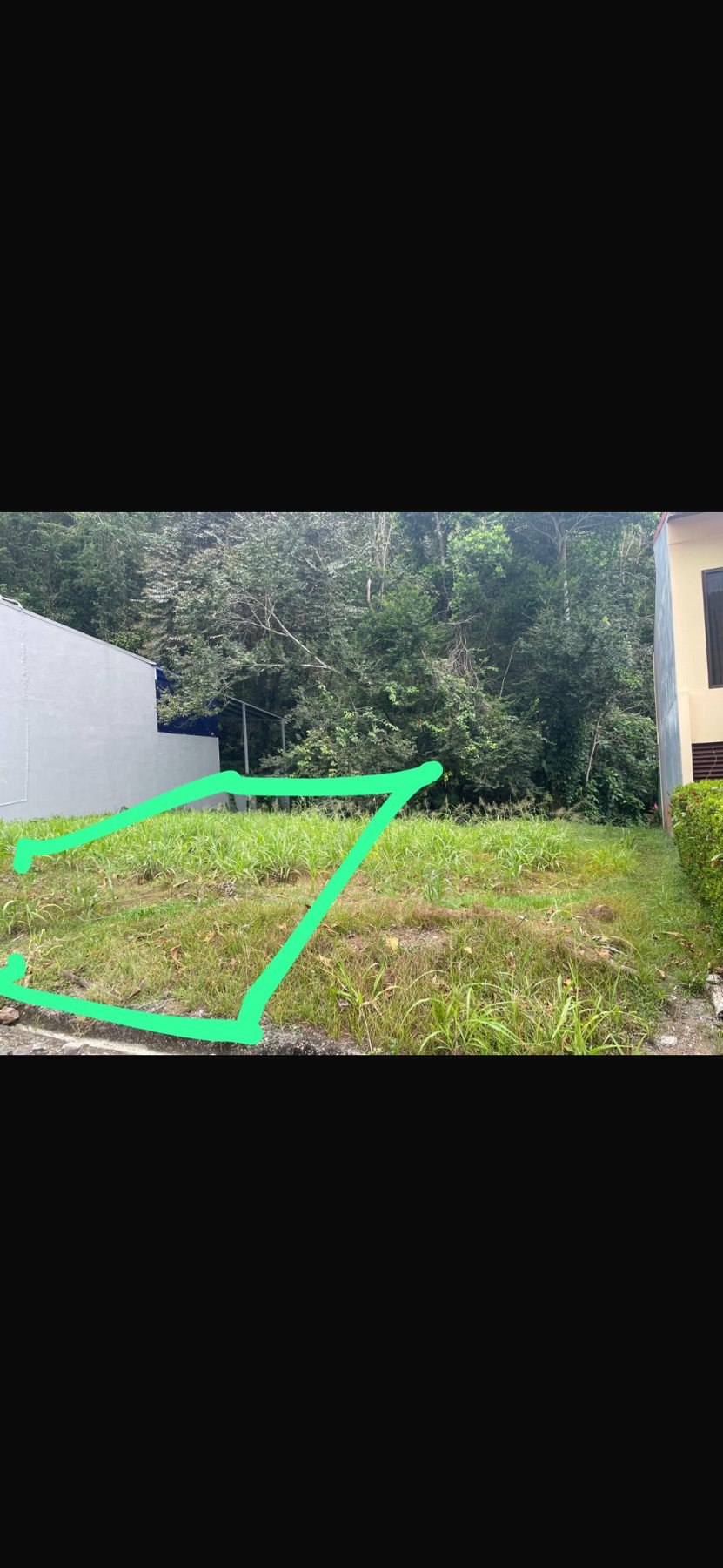 The 250 square metre building lot outlined, showing the exact boundaries between the neighboring homes — Punta Leona real estate near Jaco Beach