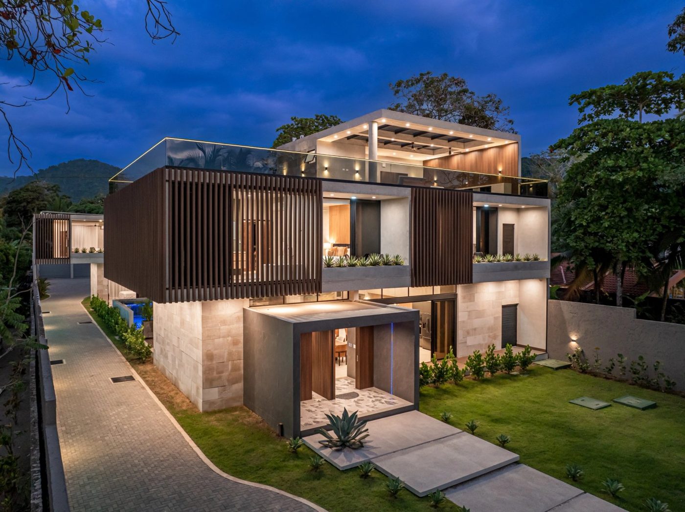 Casa VIP 1 luxury beachfront villa in Jacó — modern beachfront villa exterior at night