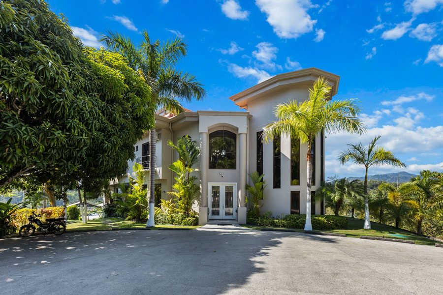 Casa VIP 10 — 10-suite jungle villa in Jacó, luxury suite, pool area or villa grounds