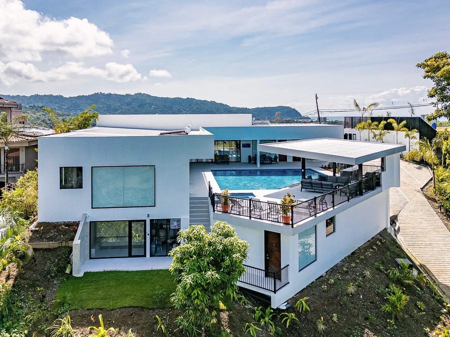 Casa VIP 11 — 7-suite jungle villa in Jacó, modern villa, pool and bay view