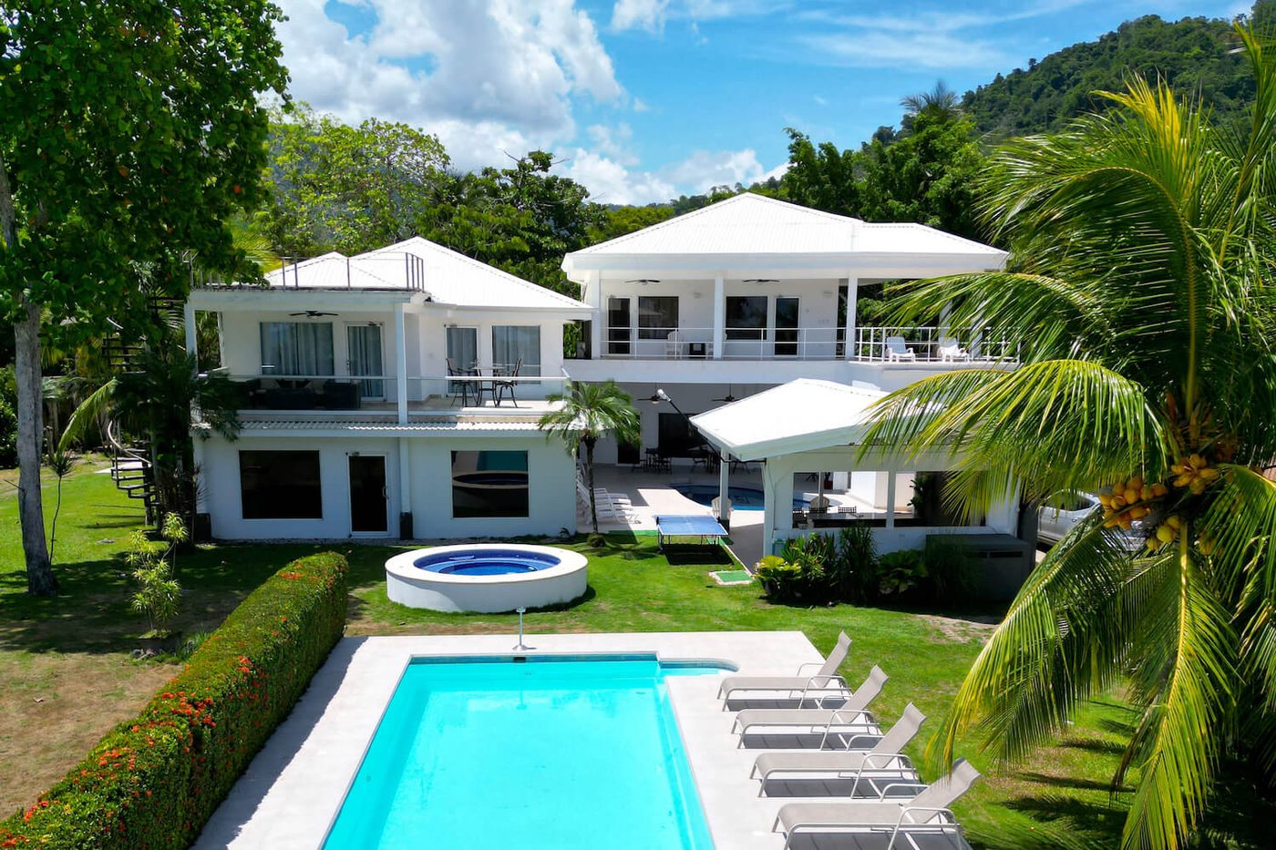 Casa VIP 14 — Casa Blanca, 14-bedroom beachfront estate in Jacó, villa & pool