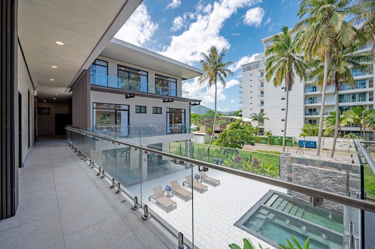 Casa VIP 2 — 15-bedroom beachfront estate in Jacó Beach, pool and swim-up bar