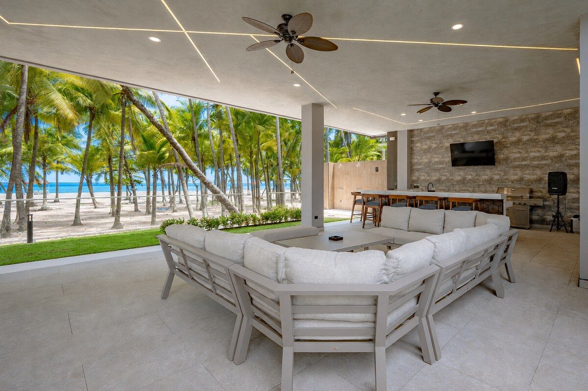 Casa VIP 2 — 15-bedroom beachfront estate in Jacó Beach, games lounge with pool table and foosball