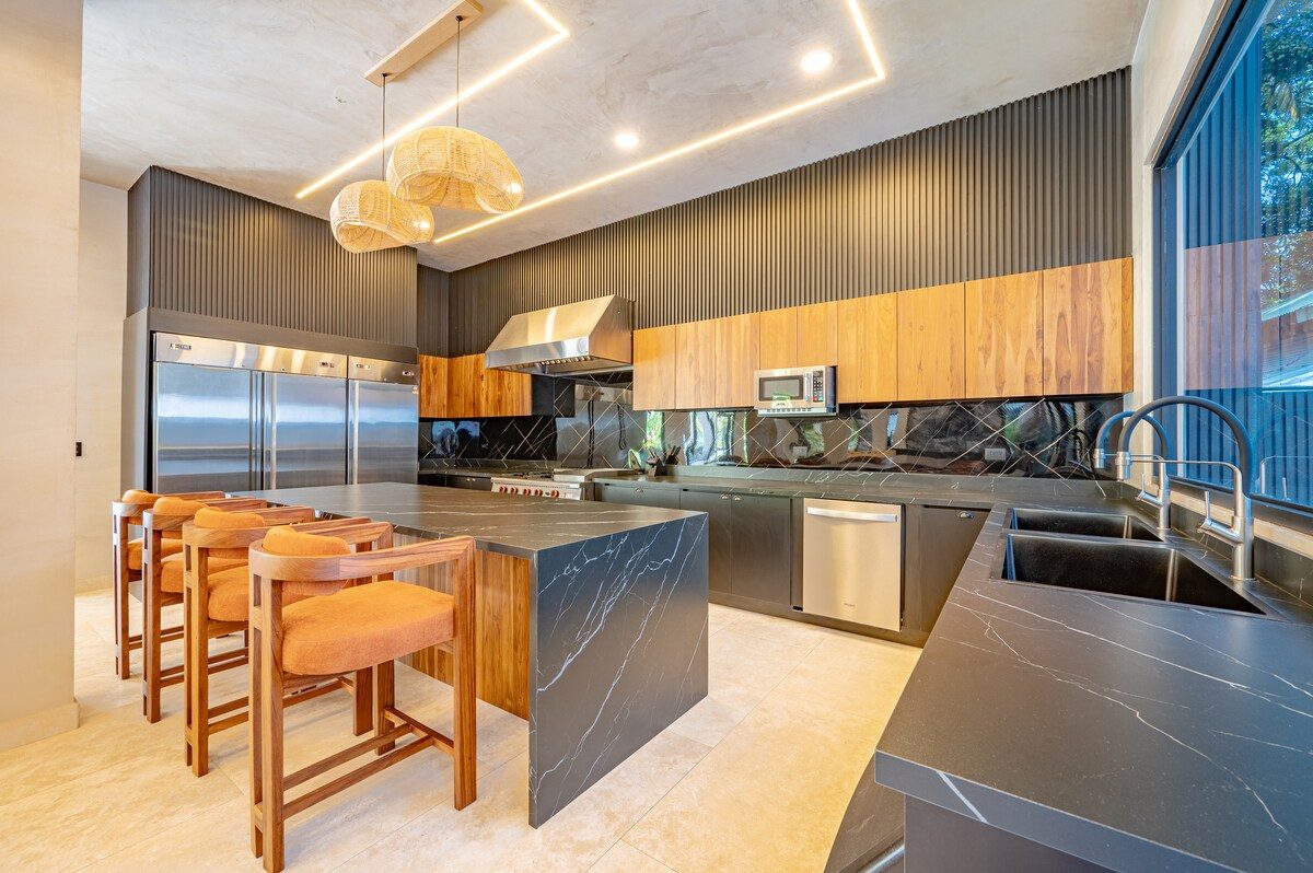 Casa VIP 2 — 15-bedroom beachfront estate in Jacó Beach, kitchen and bar seating