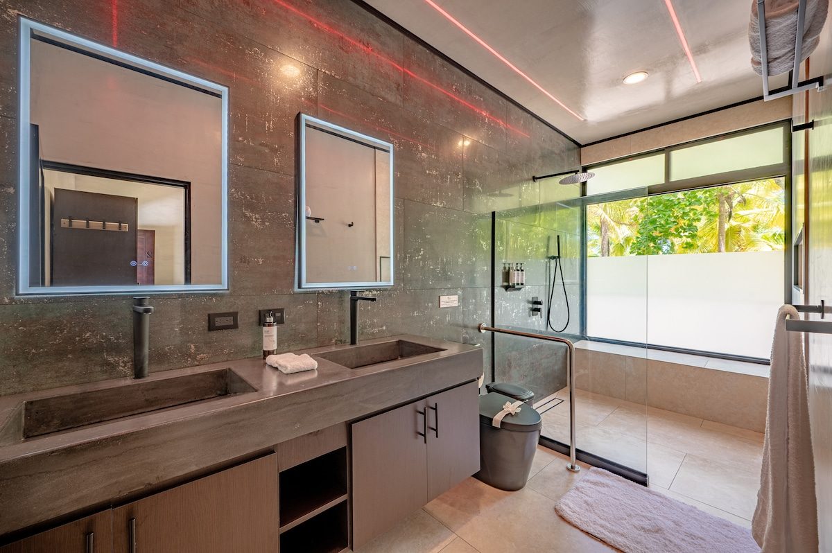 Casa VIP 2 — 15-bedroom beachfront estate in Jacó Beach, ping-pong and games area