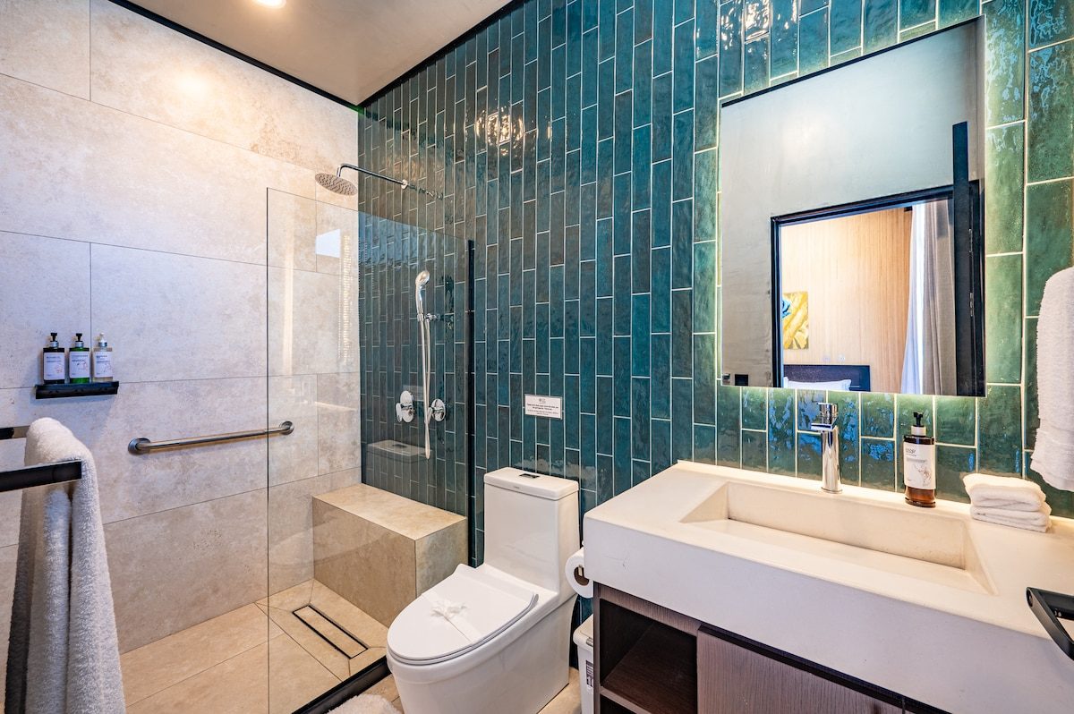 Casa VIP 2 — 15-bedroom beachfront estate in Jacó Beach, teal accent bedroom