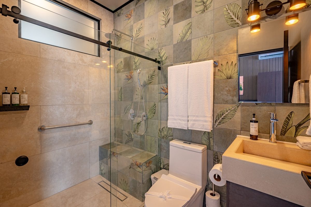 Casa VIP 2 — 15-bedroom beachfront estate in Jacó Beach, spa bathroom
