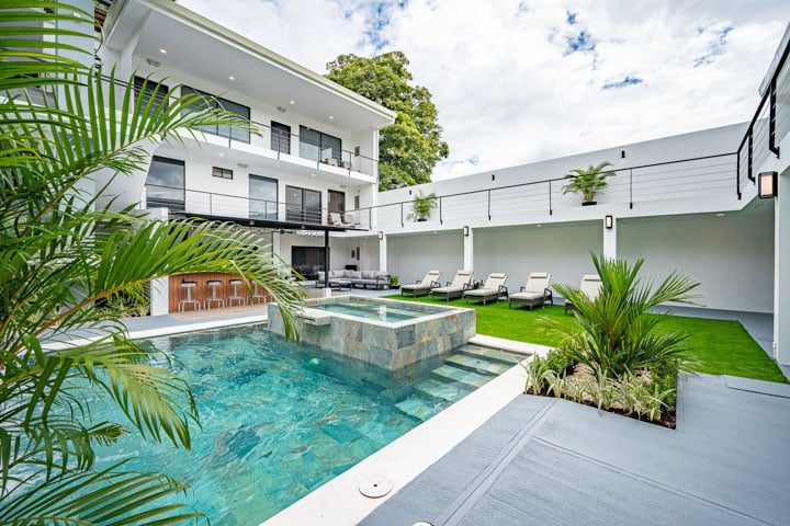 Casa VIP 5 — 13-bedroom beachfront villa in Jacó Beach, pool and jacuzzi with the villa behind