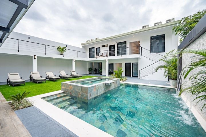 Casa VIP 5 — 13-bedroom beachfront villa in Jacó Beach, bright living area