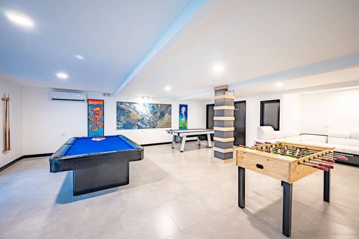 Casa VIP 5 — 13-bedroom beachfront villa in Jacó Beach, oversized bedroom