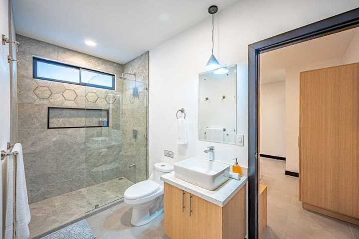 Casa VIP 5 — 13-bedroom beachfront villa in Jacó Beach, ensuite bathroom
