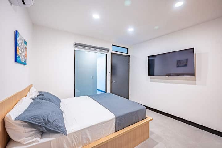 Casa VIP 5 — 13-bedroom beachfront villa in Jacó Beach, pool loungers