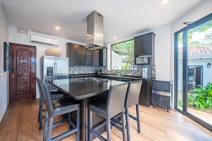 Casa VIP 6 — 11-bedroom beachfront villa in Jacó Beach, open kitchen and dining area