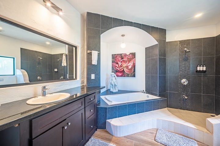 Casa VIP 6 — 11-bedroom beachfront villa in Jacó Beach, ensuite bathroom