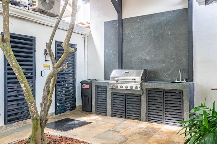 Casa VIP 6 — 11-bedroom beachfront villa in Jacó Beach, outdoor kitchen and BBQ area