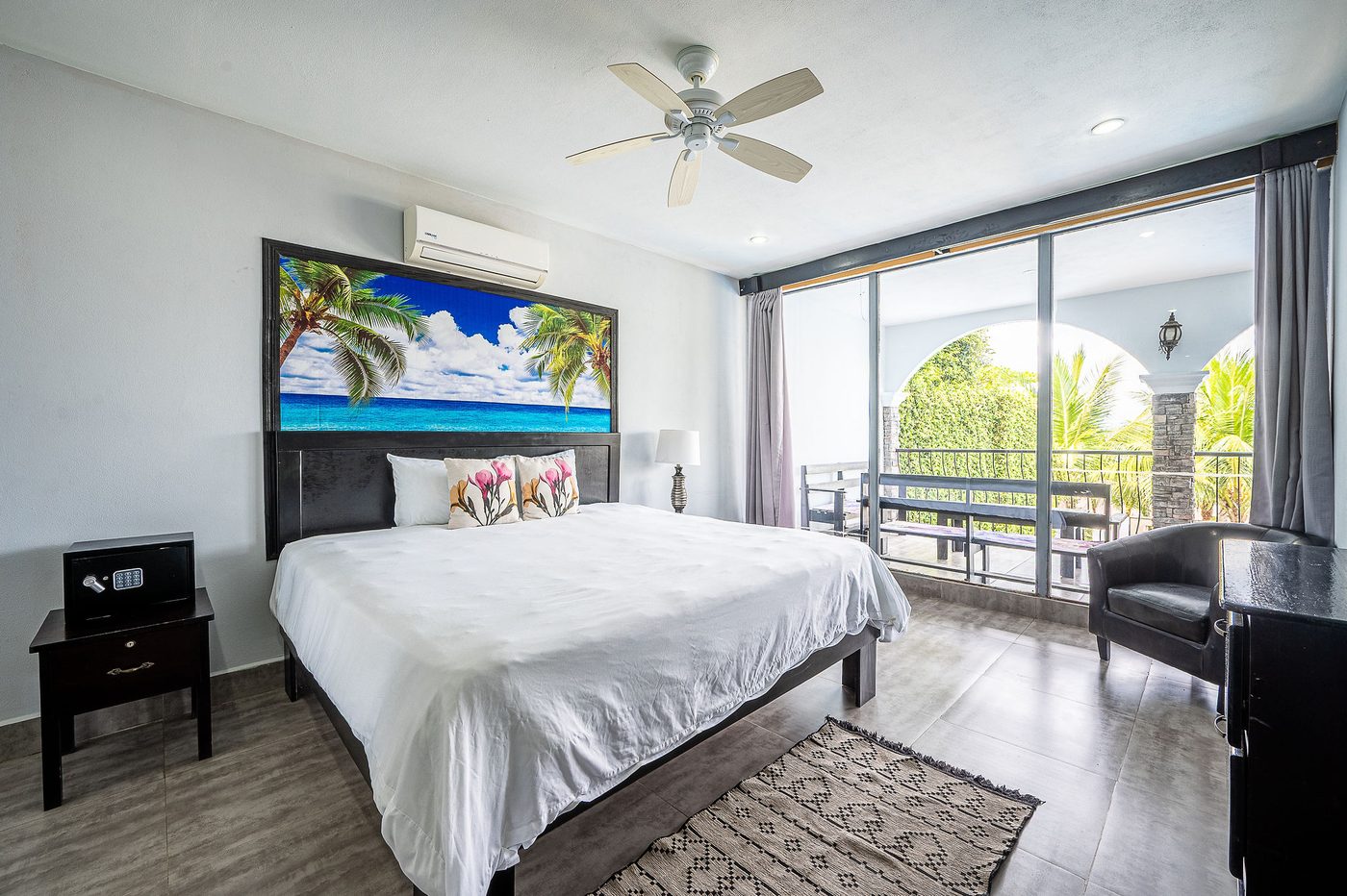 Casa VIP 61 — Casa Dulce Grande beachfront estate on Jacó Beach