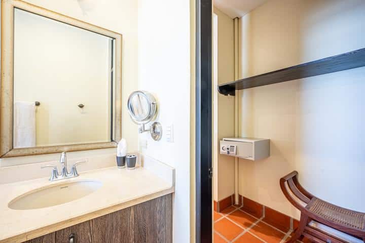 Casa VIP 7 — 9-bedroom beachfront villa in Jacó Beach, bedroom with balcony access