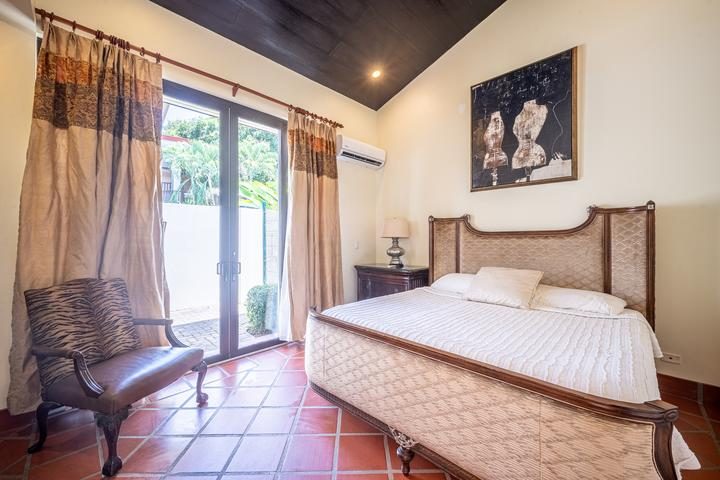 Casa VIP 7 — 9-bedroom beachfront villa in Jacó Beach, living and dining space