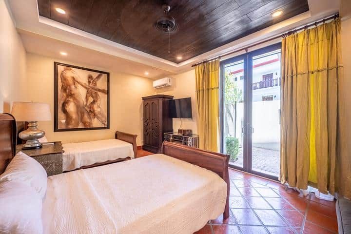 Casa VIP 7 — 9-bedroom beachfront villa in Jacó Beach, dining area