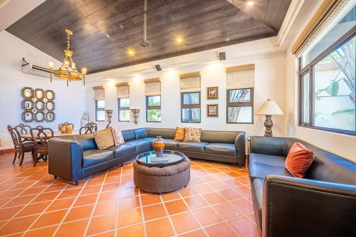Casa VIP 7 — 9-bedroom beachfront villa in Jacó Beach, pool table and lounge
