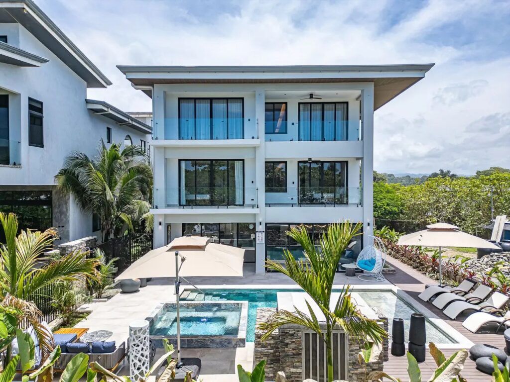Casa VIP 70 — Hermosa Villa 2 beachfront villa in Playa Hermosa