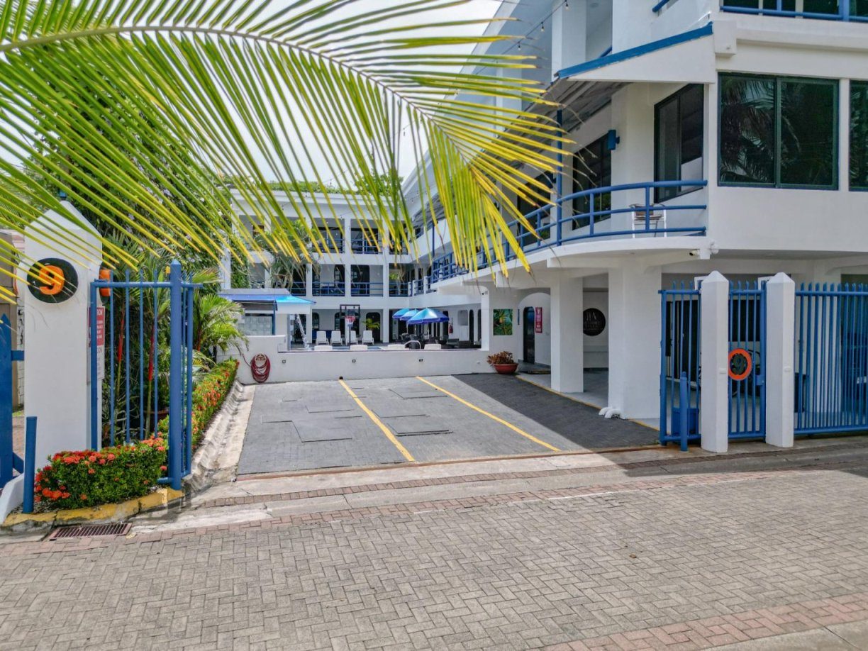 Casa VIP 9 — 17-suite beachfront villa in Jacó Beach, luxury suite, pool area or villa grounds