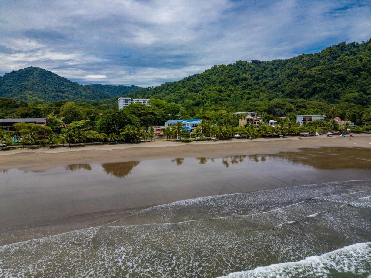 Casa VIP 9 — 17-suite beachfront villa in Jacó Beach, luxury suite, pool area or villa grounds