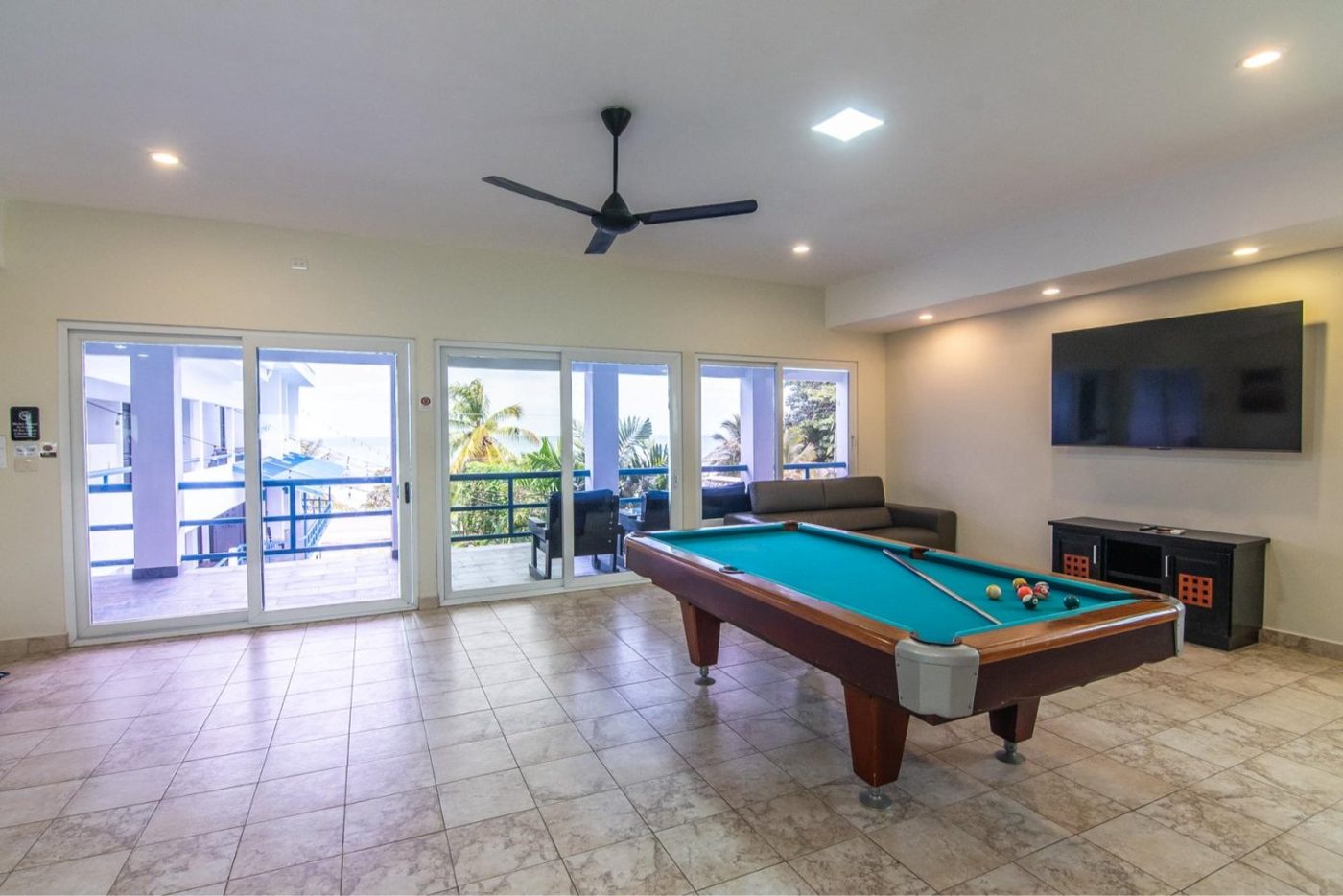 Casa VIP 9 — 17-suite beachfront villa in Jacó Beach, luxury suite, pool area or villa grounds