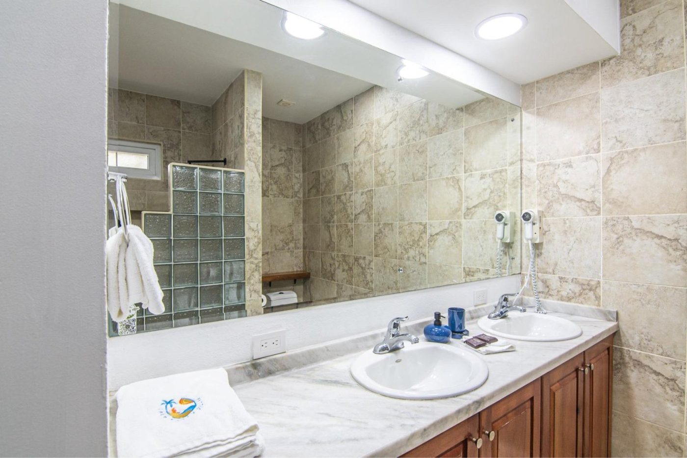 Casa VIP 9 — 17-suite beachfront villa in Jacó Beach, luxury suite, pool area or villa grounds