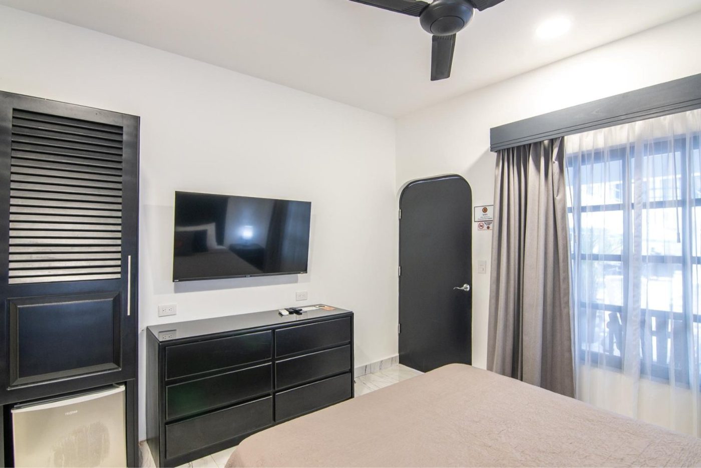 Casa VIP 9 — 17-suite beachfront villa in Jacó Beach, luxury suite, pool area or villa grounds